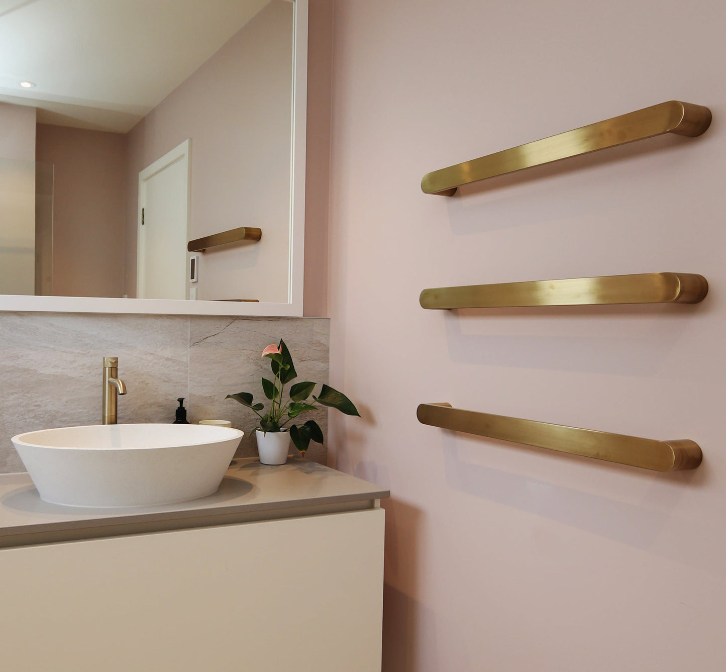 ROUND HEATED SINGLE BAR BRUSHED BRASS
