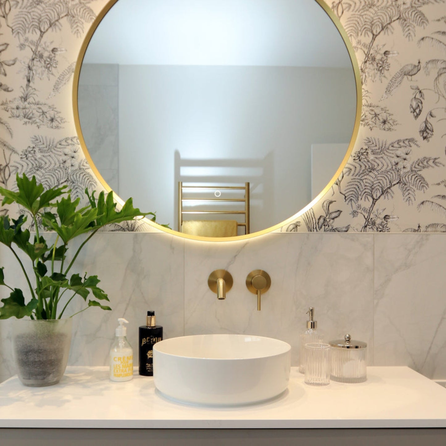 ROUND GLOSS WHITE CERAMIC BATHROOM BASIN