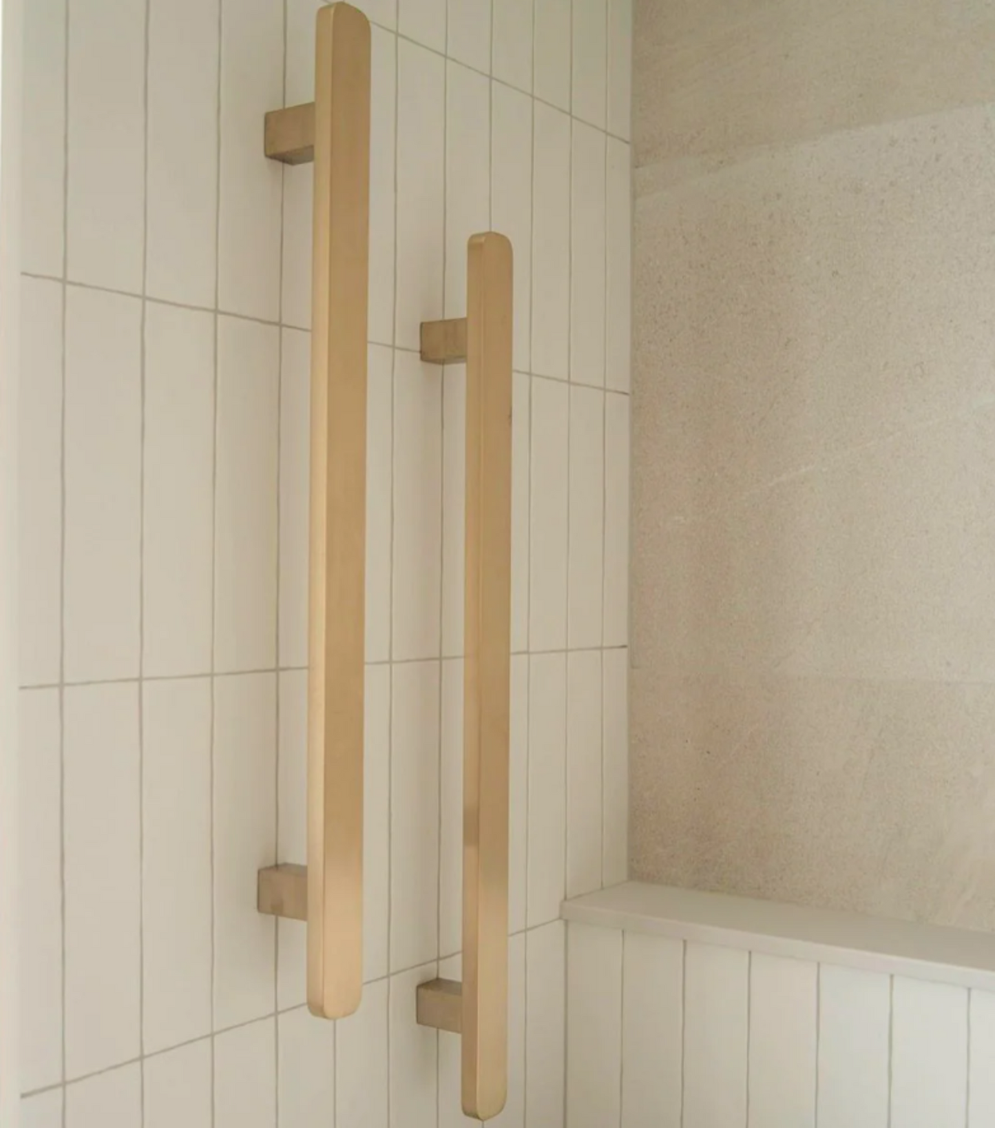 VERTICAL SQUARE HEATED SINGLE BAR BRUSHED BRASS