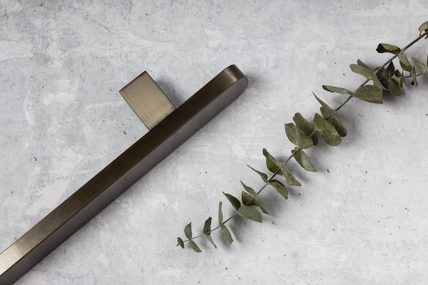 VERTICAL SQUARE HEATED SINGLE BAR GUNMETAL