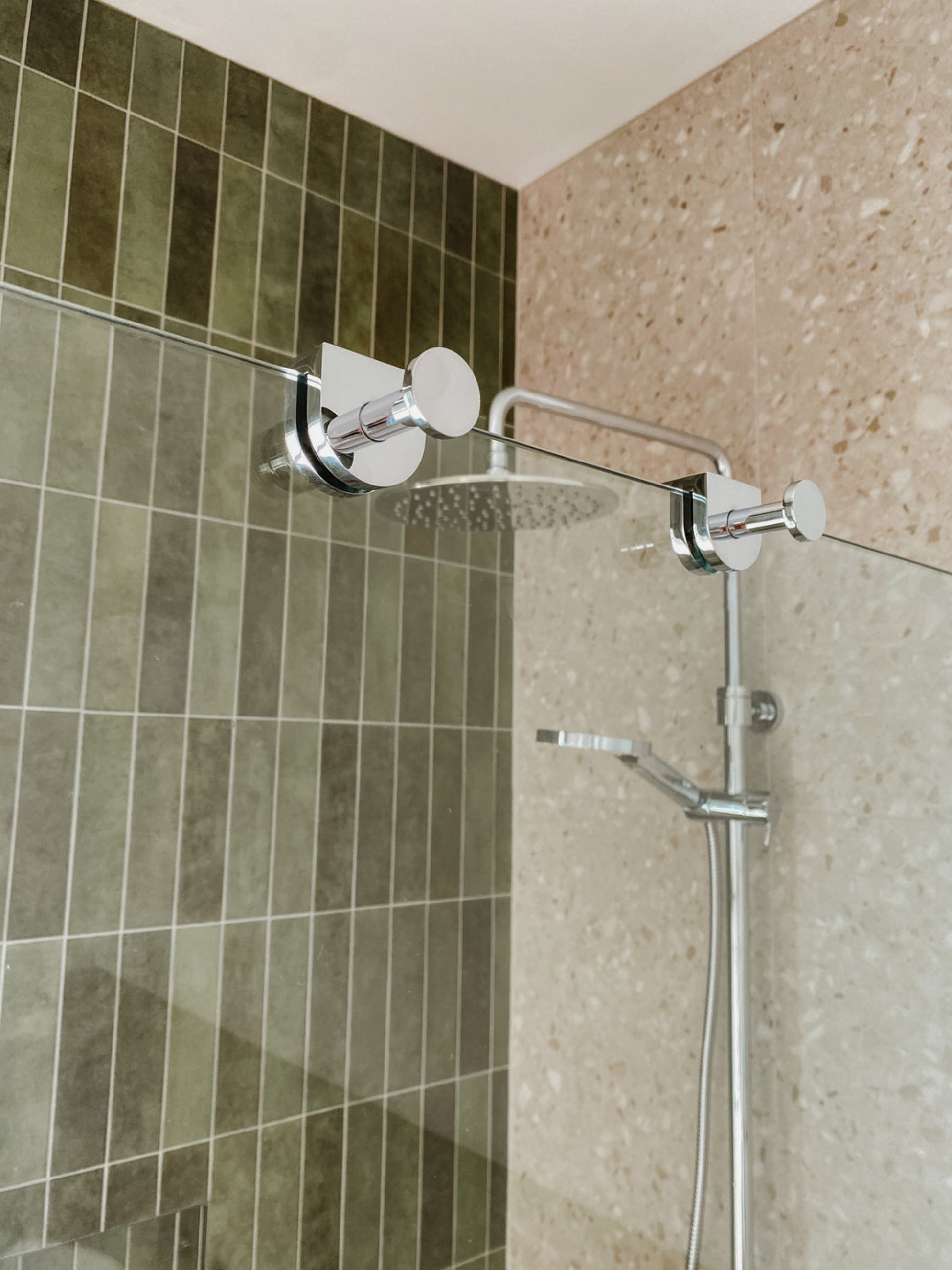 CODE VERSA ROUND SHOWER SCREEN HOOKS CHROME